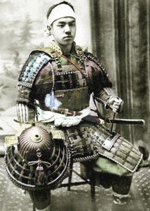 Samurai des alten Japan bewaffnet mit Vollkörperrüstung, um 1880 (handkoloriertes Albumin-Foto)